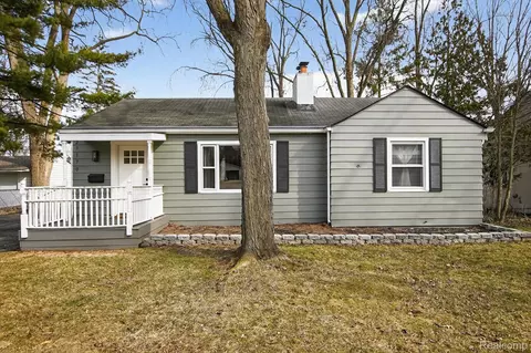 23170 Hawthorne St, Farmington, MI 48336