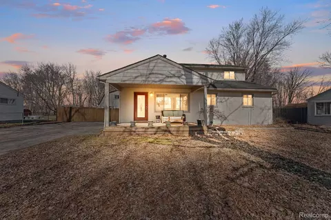 45208 Paris Dr, Belleville, MI 48111