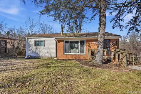 3762 Percy King Rd, Waterford, MI 48329