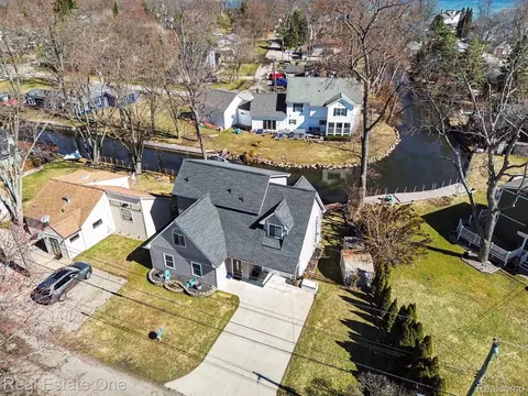 2061 Rosedale Dr, West Bloomfield, MI 48324