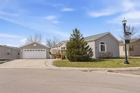11050 Willowgreen Ct, Green Oak, MI 48178