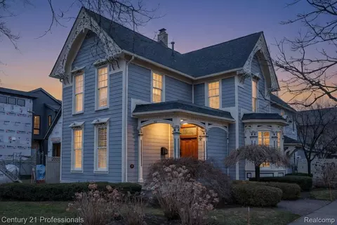 302 W 3rd St, Rochester, MI 48307