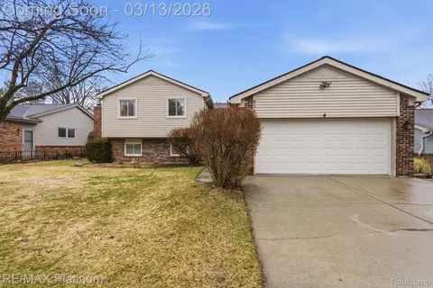 834 Abbey Ln, Milford, MI 48381
