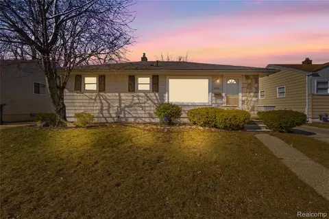 26071 Compson St, Roseville, MI 48066