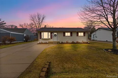 3066 Hessel Ave, Rochester Hills, MI 48307