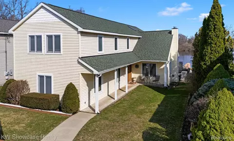 2324 N Duck Lake Rd, Highland, MI 48356