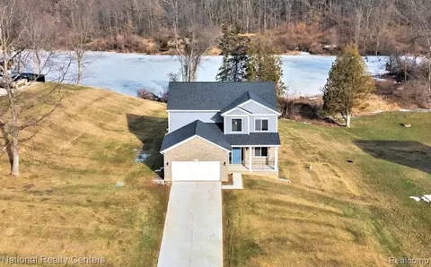 113 Parker Ln, Brandon, MI 48462