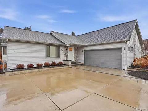 10754 Oxbow Lakeshore Dr, White Lake, MI 48386