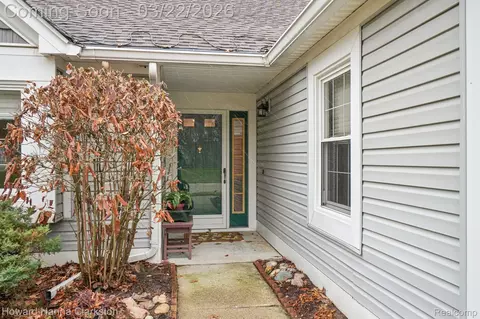 6819 Fox Ln, Waterford, MI 48327