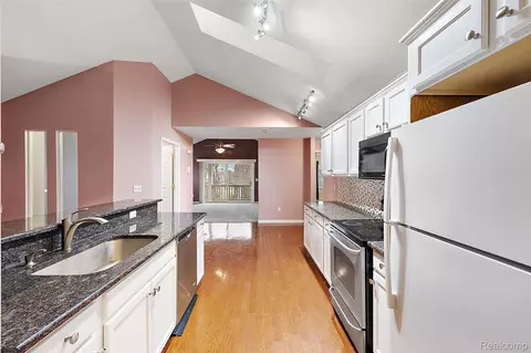 Kitchen - 45765 Cagney Dr, Macomb, MI 48044 photo 5 of 5