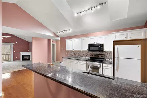 Kitchen - 45765 Cagney Dr, Macomb, MI 48044 photo 4 of 5