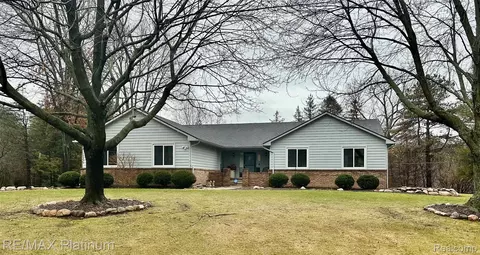 10696 Parker Ct, Green Oak, MI 48178