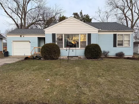 121 Loomis Ave, Clio, MI 48420
