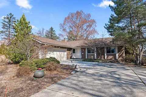 5629 Perrytown Dr, West Bloomfield, MI 48322