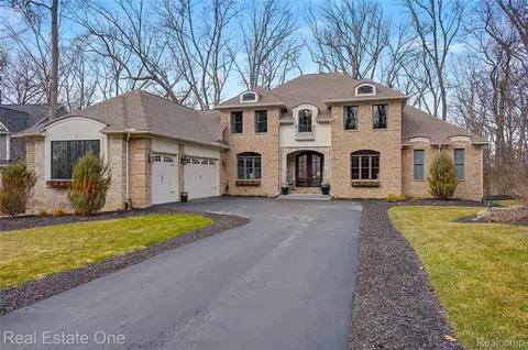 6060 Pinemont Dr, Brighton, MI 48116