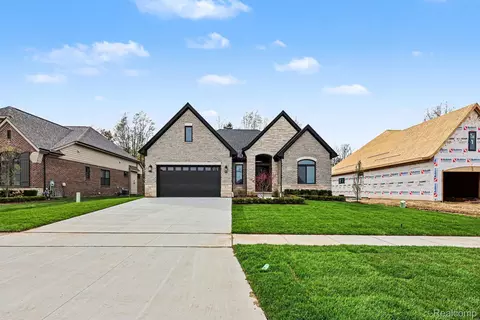 57135 Meadowridge Dr, Washington, MI 48094