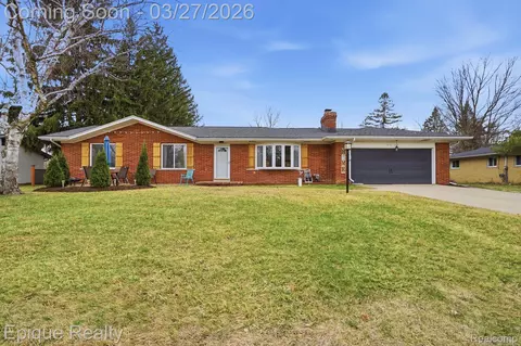 8102 Dungarvin Dr, Grand Blanc, MI 48439