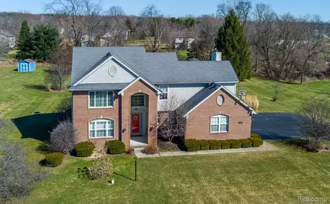 4930 Fox Chase Dr, White Lake, MI 48383