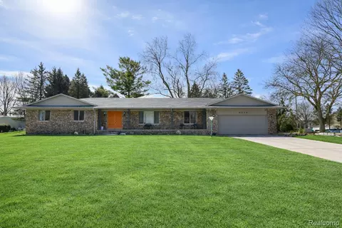 9268 La Spezia Dr, Davison, MI 48423