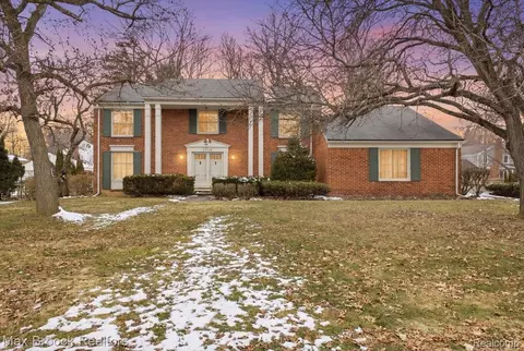 5956 Pinecroft Dr, West Bloomfield, MI 48322