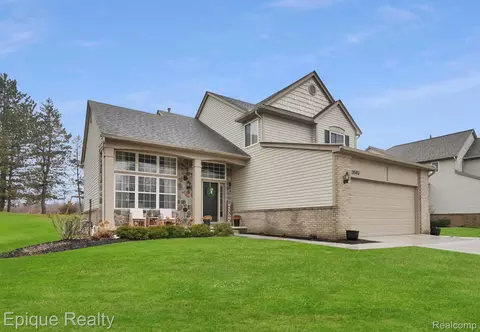 3593 Normandy Dr, Oakland, MI 48306