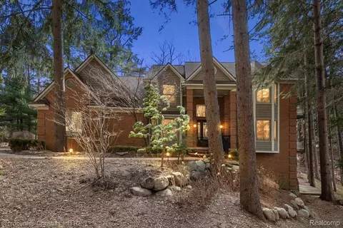 1009 Tall Pines Trl, Highland, MI 48356