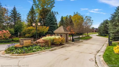 1933 Shane Ct, Addison, MI 48370