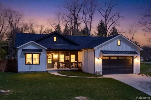 5730 Crescent Rd, Waterford, MI 48327