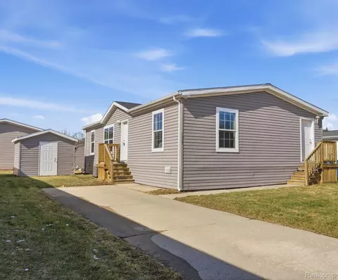 1935 Juneau Ct, Hartland, MI 48353