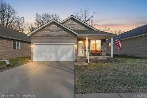 214 Pineview Dr, Fenton, MI 48430
