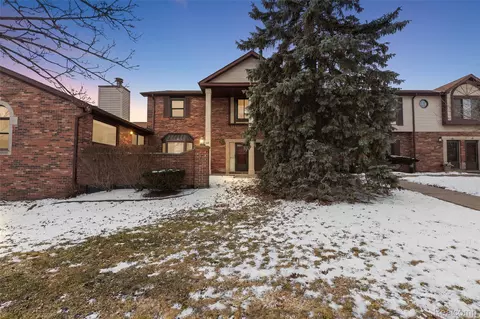 2322 London Bridge Dr #60, Rochester Hills, MI 48307