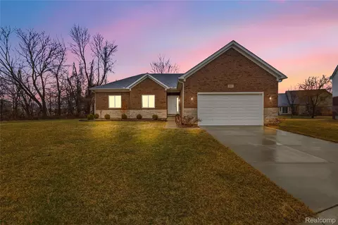38557 Mountain Ash Ct, Clinton Township, MI 48036