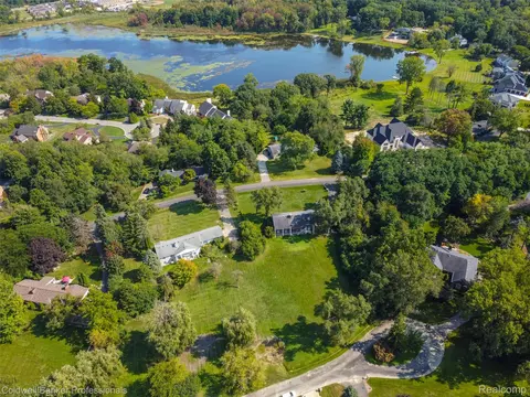 3260 Chickering Ln, Bloomfield, MI 48302