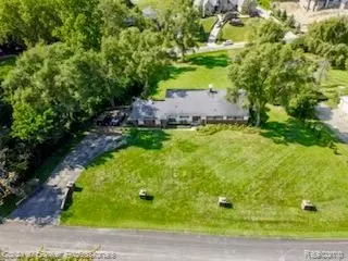 3260 Chickering Ln, Bloomfield, MI 48302