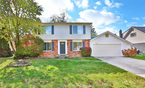 2584 Coral Dr, Troy, MI 48085