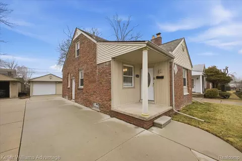 2145 Vernier Rd, Grosse Pointe, MI 48236