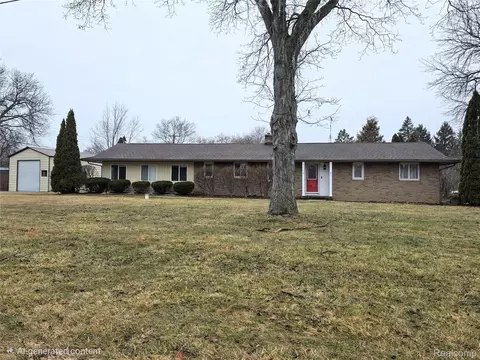1134 Cayuga Dr, Grand Blanc, MI 48439