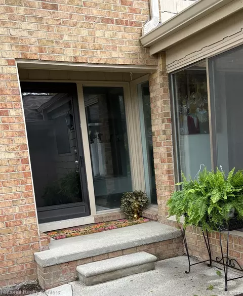 7103 Pebble Park Dr, West Bloomfield, MI 48322
