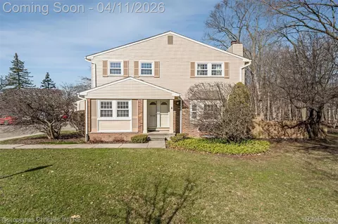1476 Brentwood Dr, Troy, MI 48098