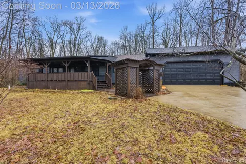 588 Norvell Beach Dr, Brooklyn, MI 49230
