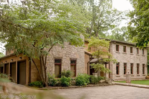 7357 Lindenmere Dr, Bloomfield Hills, MI 48301