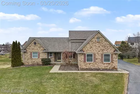 2070 W View Ct, Orion, MI 48360