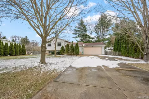 3778 Ponchartrain Dr, Pinckney, MI 48169