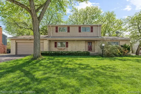 4817 Faircourt Dr, West Bloomfield, MI 48322