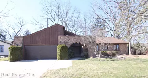 4458 Southmoor Ln, West Bloomfield, MI 48323