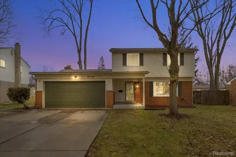29798 Spring Hill Dr, Southfield, MI 48076