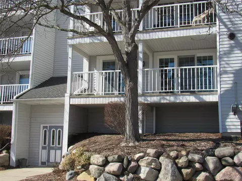 3565 S Port Cove Dr #63, Waterford, MI 48328