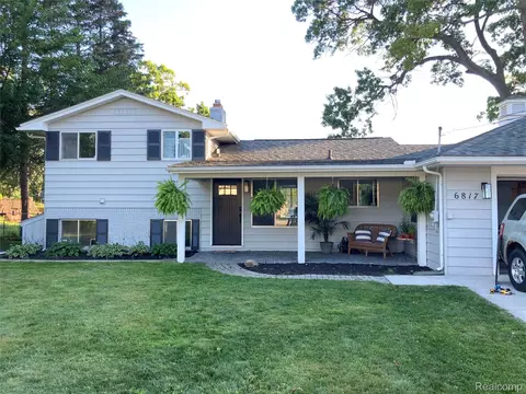 6817 Brightwood Ct, Waterford, MI 48327