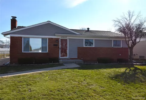 37222 Barrington Dr, Sterling Heights, MI 48312