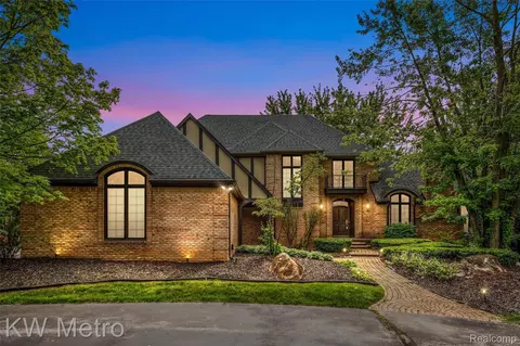 2863 Meadowood Ln, Bloomfield Township, MI 48302